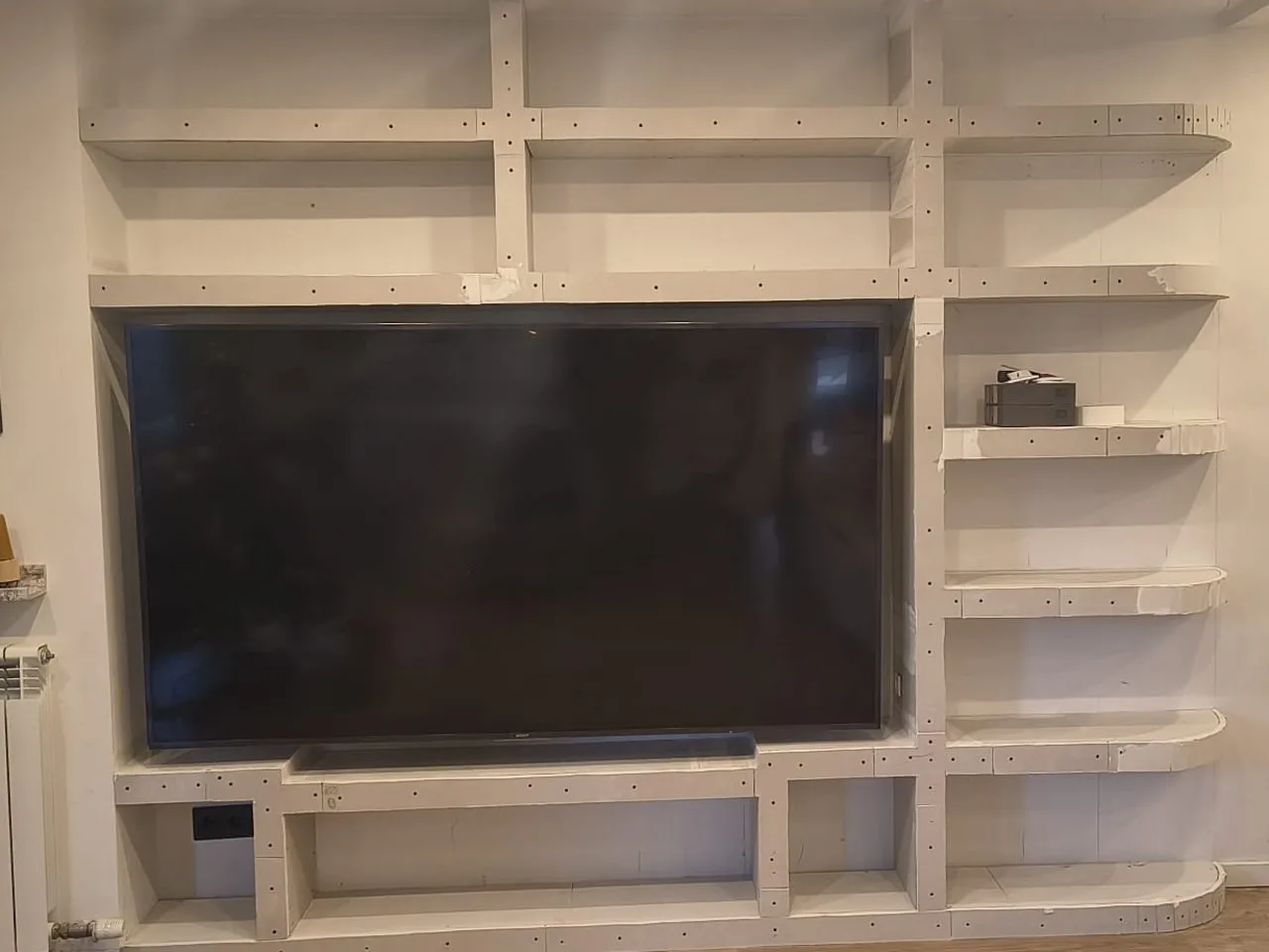 Mueble de salón recién montado en pladur, con las juntas todavía sin tapar