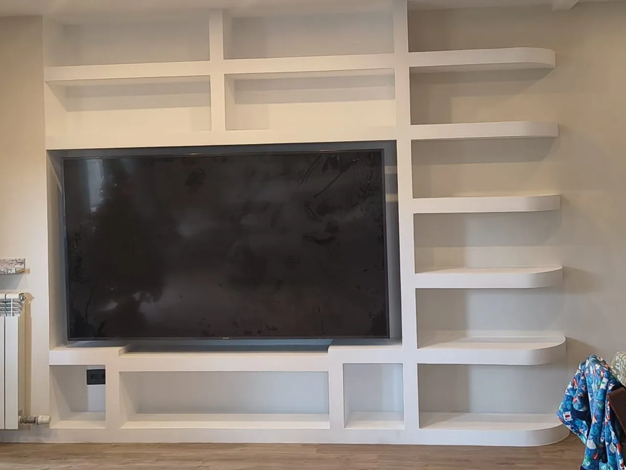 El mismo mueble ya enlucido y pintado, con la televisión encastrada