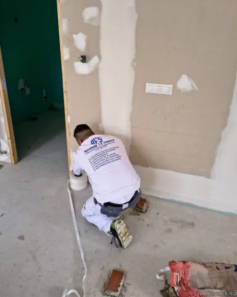 Operario encintando la junta entre dos placas de yeso