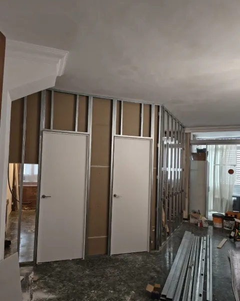 Perfilería metálica montada con los cercos de las puertas colocados