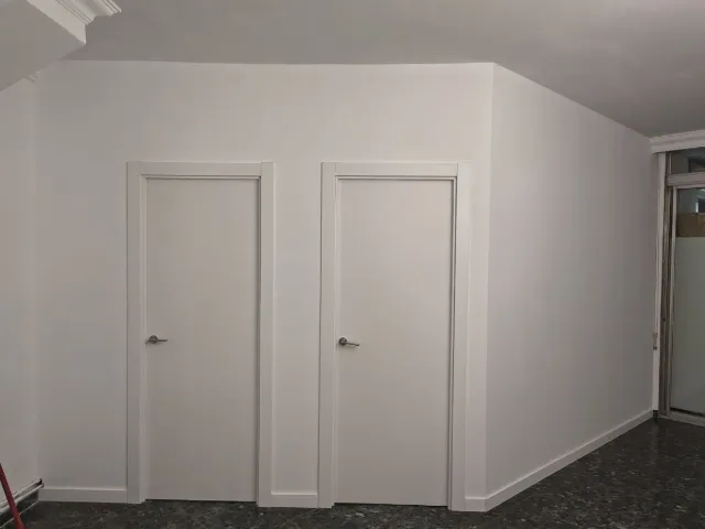 Tabique de pladur acabado, pintado y con dos puertas montadas