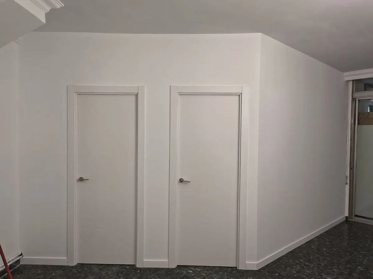 Tabique de pladur acabado, pintado y con dos puertas montadas