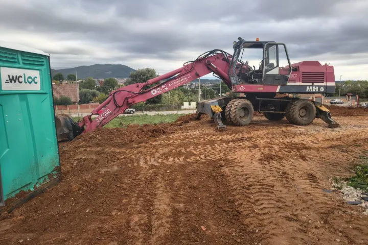 Excavadora perfilando el terreno de una parcela