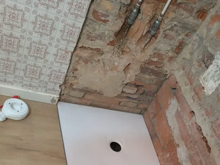 Baño en reforma: alicatado antiguo retirado y plato de ducha ya colocado