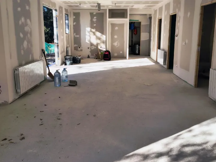 Planta diáfana con tabiquería y falso techo de pladur terminados