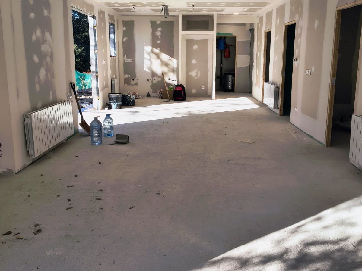 Planta diáfana con tabiquería y falso techo de pladur terminados