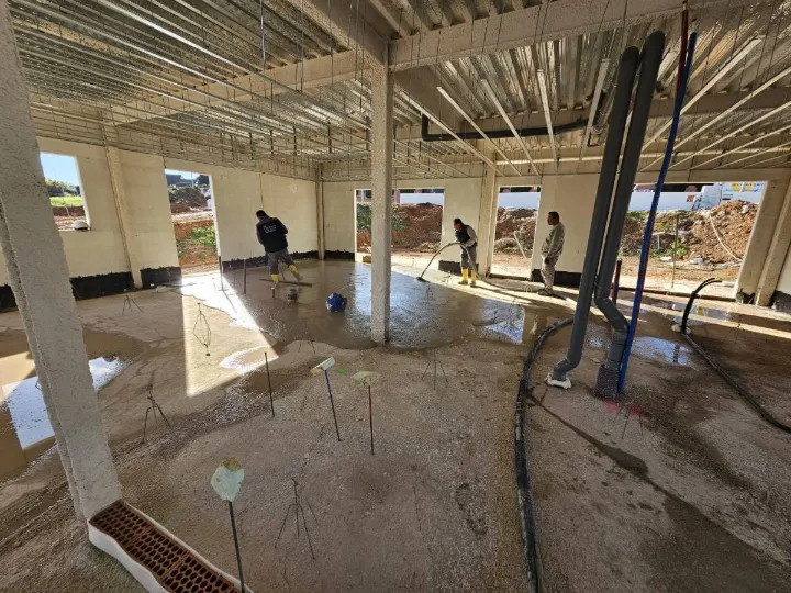 Solera de hormigón extendida en la planta baja de una obra nueva