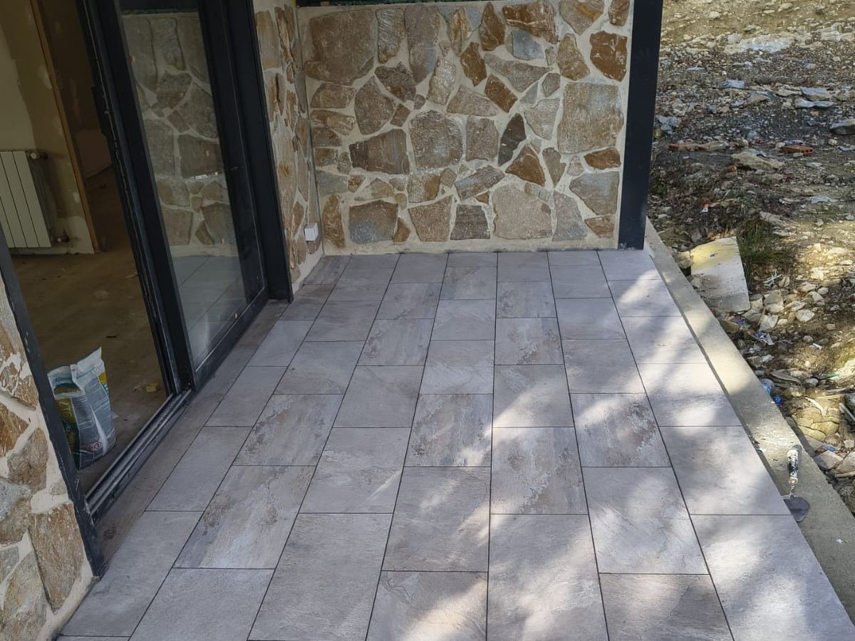 Porxo exterior pavimentat amb gres imitació pedra